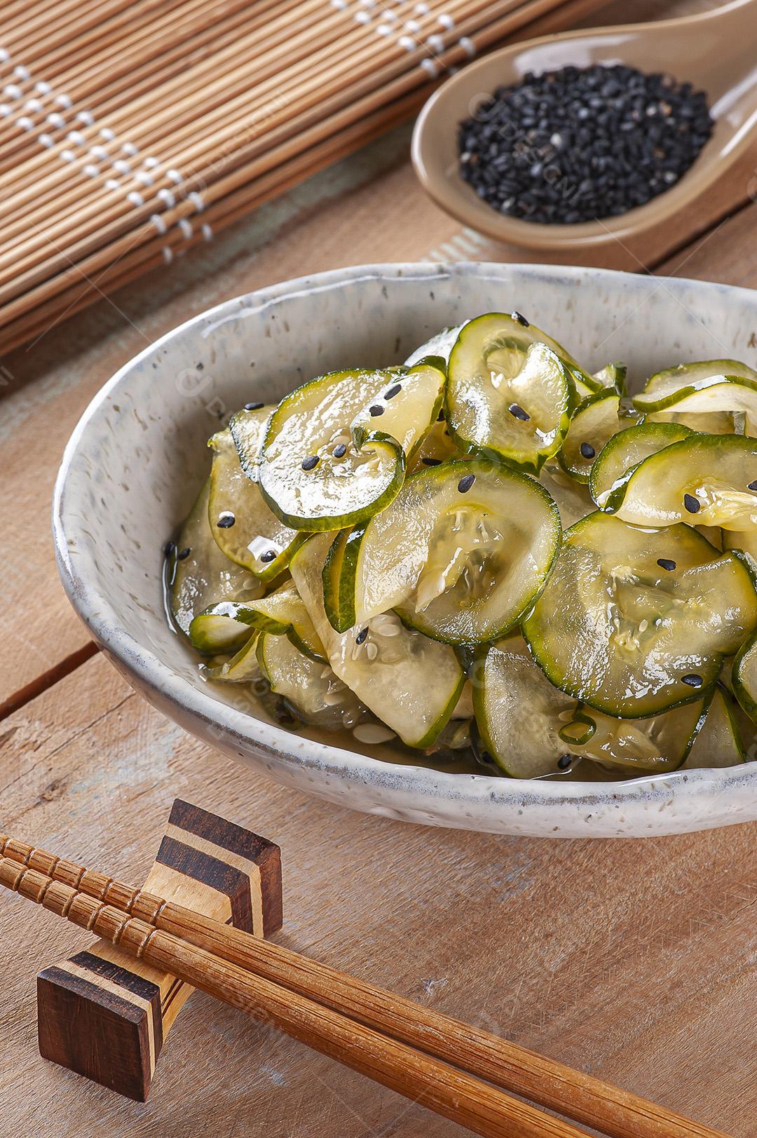 Salada de cozinha tradicional japonesa Feito com pepino e gergelim preto