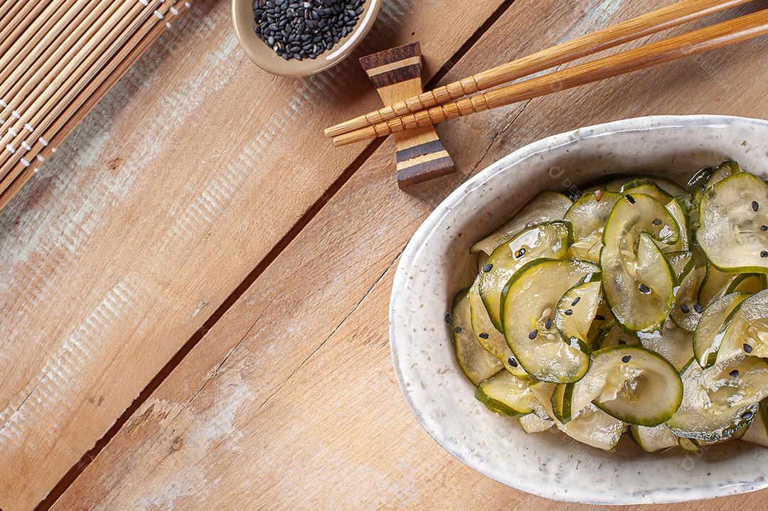 Salada de cozinha tradicional japonesa Feito com pepino e gergelim preto