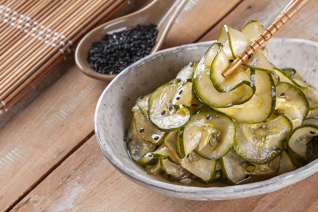 Salada de cozinha tradicional japonesa Feito com pepino e gergelim preto
