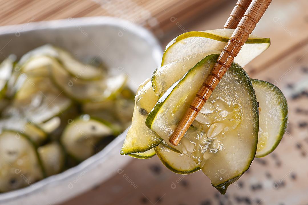 Salada de cozinha tradicional japonesa Feito com pepino e gergelim preto