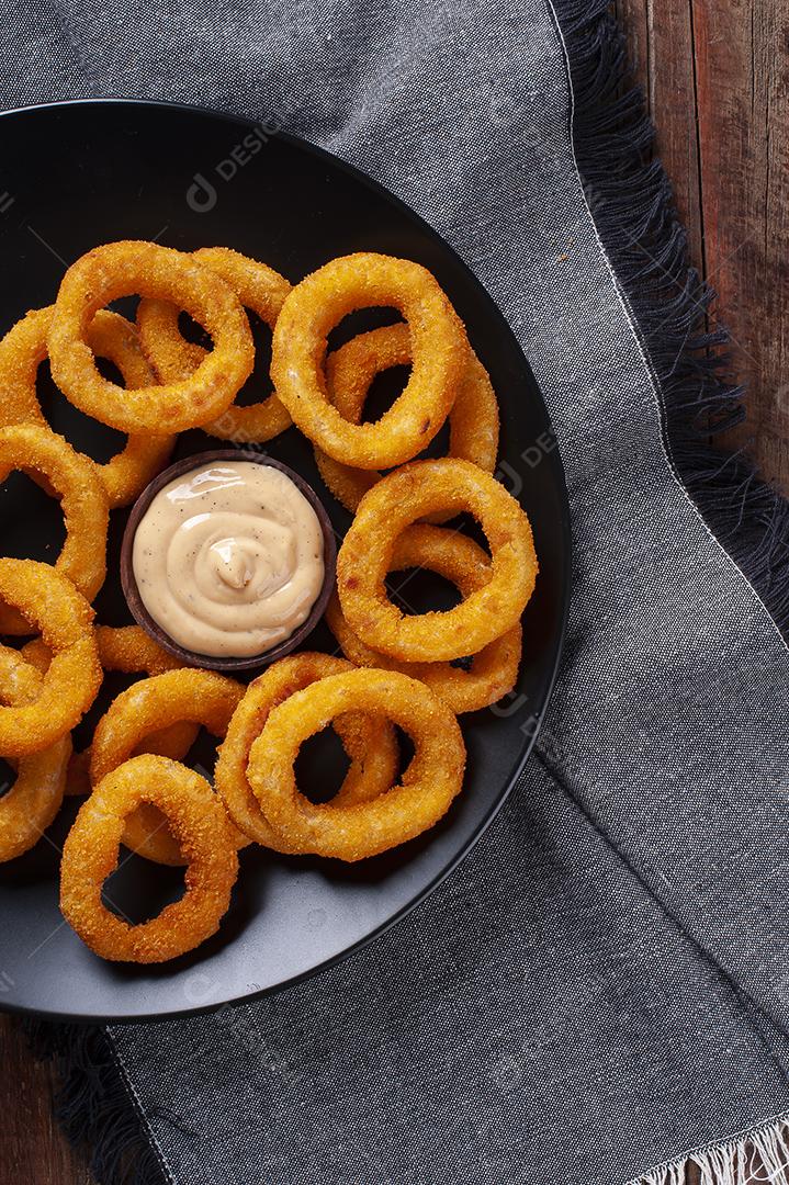 Deliciosos anéis de cebola frita crocante caseiro com molho picante JPG