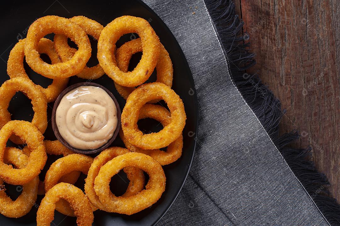Deliciosos anéis de cebola frita crocante caseiro com molho picante JPG