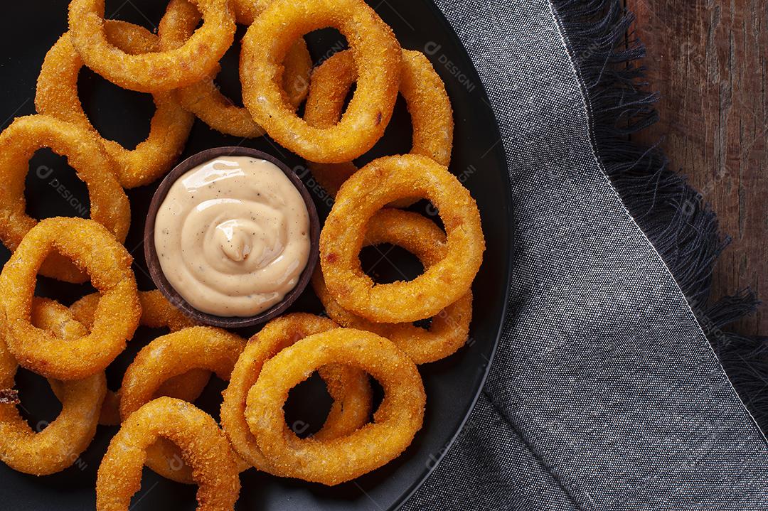 Deliciosos anéis de cebola frita crocante caseiro com molho picante JPG