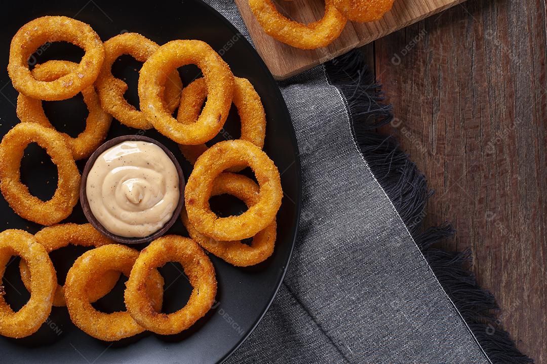 Deliciosos anéis de cebola frita crocante caseiro com molho picante JPG