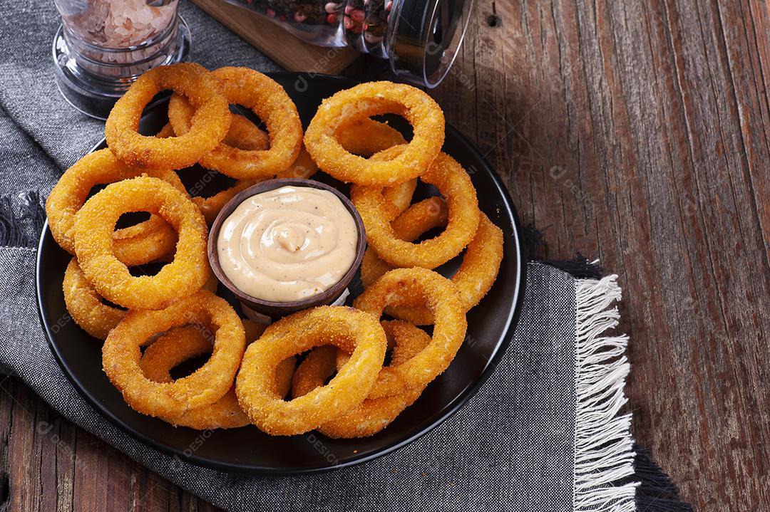 Deliciosos anéis de cebola frita crocante caseiro com molho picante JPG