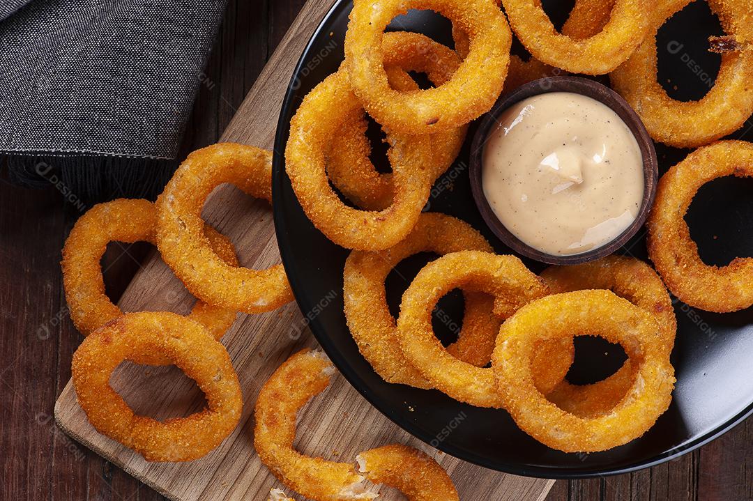 Deliciosos anéis de cebola frita crocante caseiro com molho picante JPG