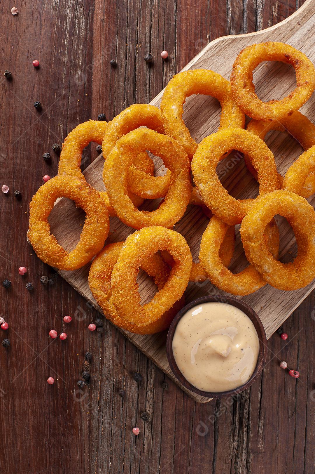 Deliciosos anéis de cebola fritos crocantes caseiros com molho picante