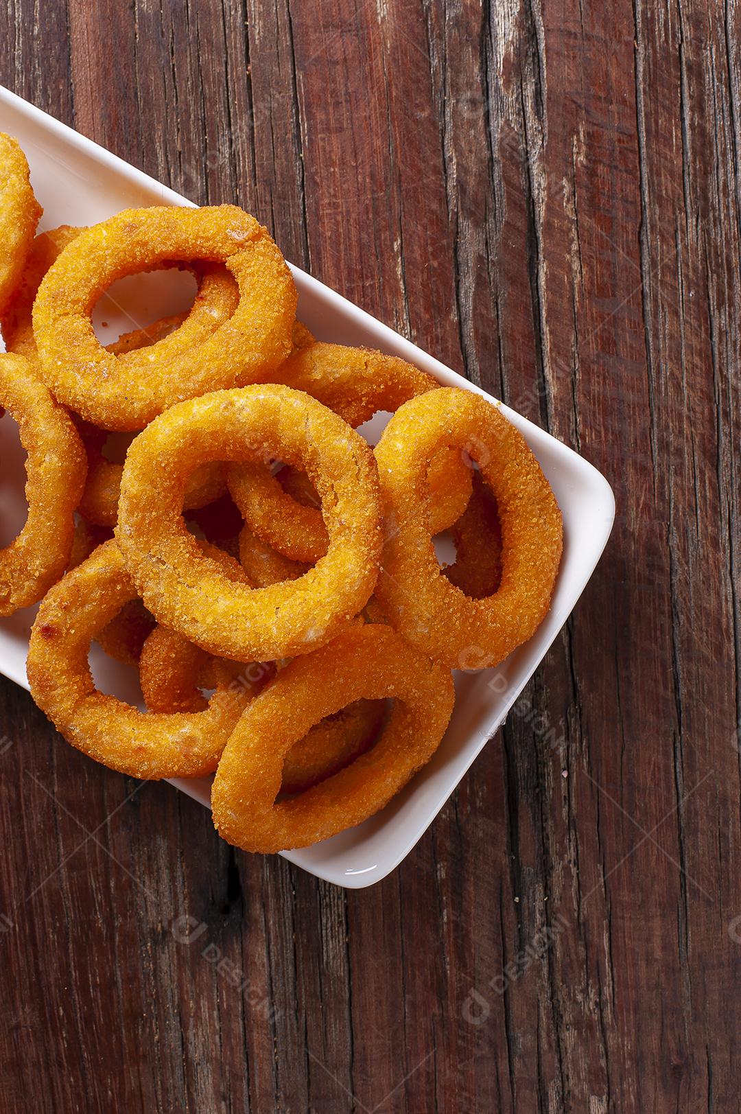 Deliciosos anéis de cebola fritos crocantes caseiros com molho picante