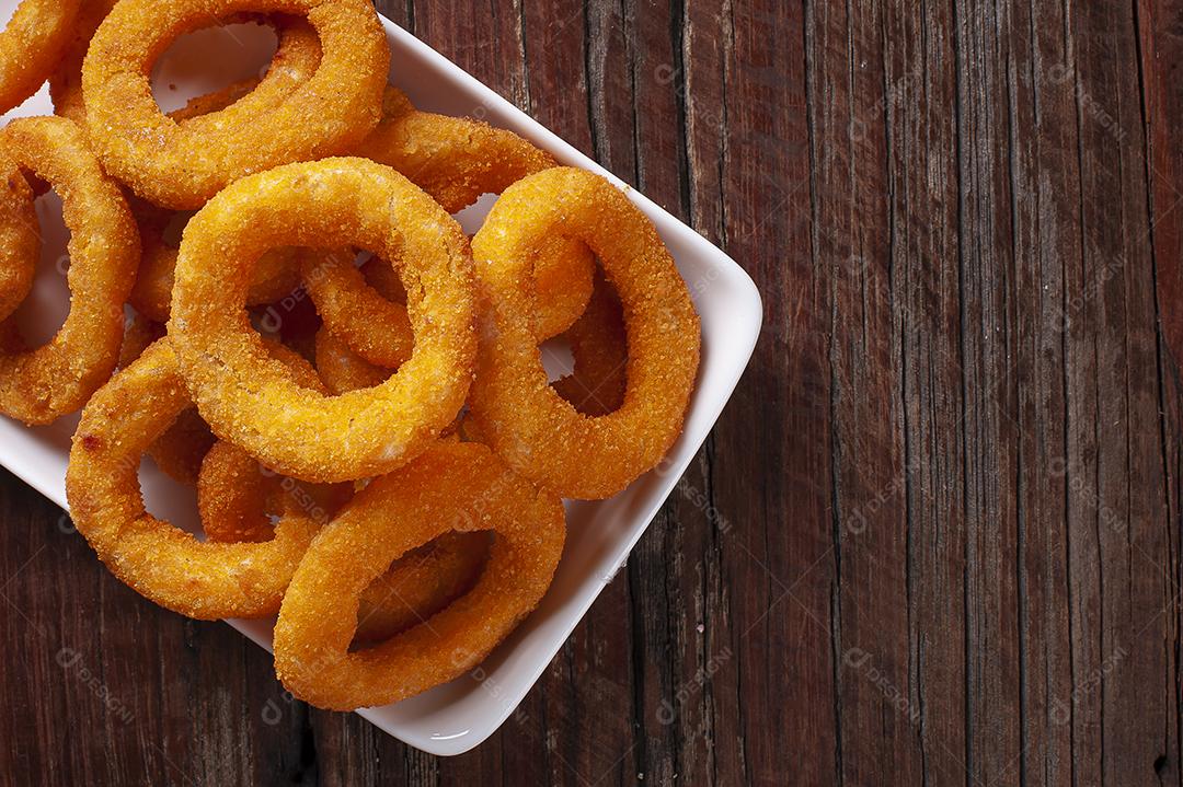 Deliciosos anéis de cebola fritos crocantes caseiros com molho picante