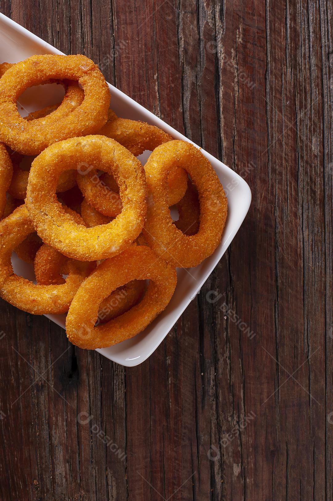 Deliciosos anéis de cebola fritos crocantes caseiros com molho picante