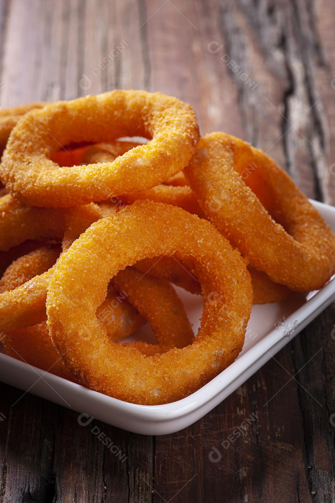 Deliciosos anéis de cebola fritos crocantes caseiros com molho picante