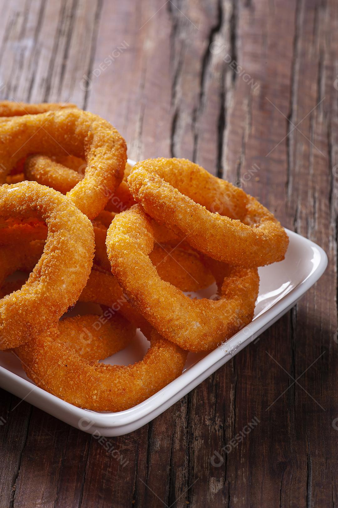 Deliciosos anéis de cebola fritos crocantes caseiros com molho picante