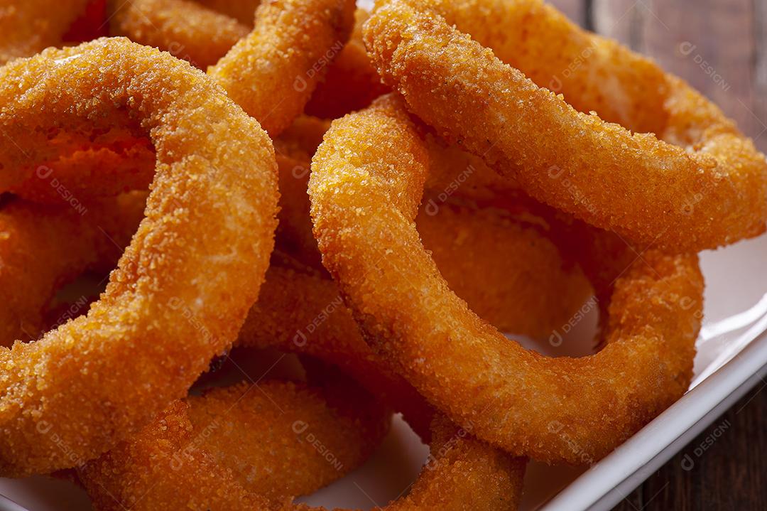 Deliciosos anéis de cebola fritos crocantes caseiros com molho picante