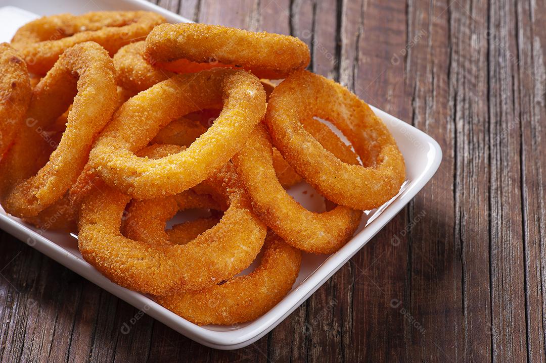 Deliciosos anéis de cebola fritos crocantes caseiros com molho picante