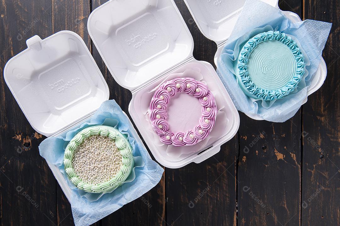 Bolo pequeno numa lancheira originário da Ásia, mas s