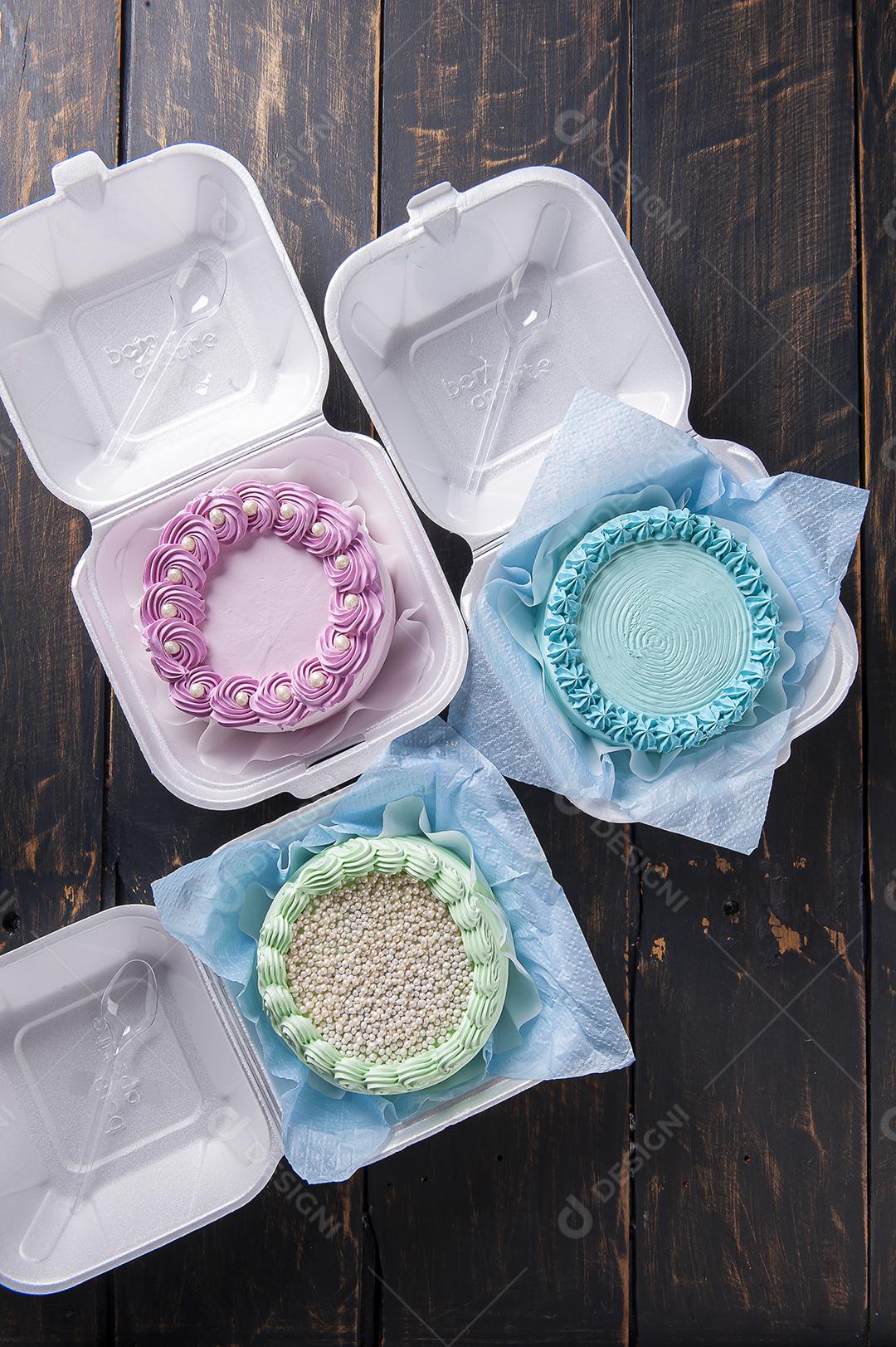 Bolo pequeno numa lancheira originário da Ásia