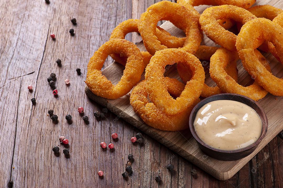 Deliciosos anéis de cebola frita crocante caseiro com molho picante JPG