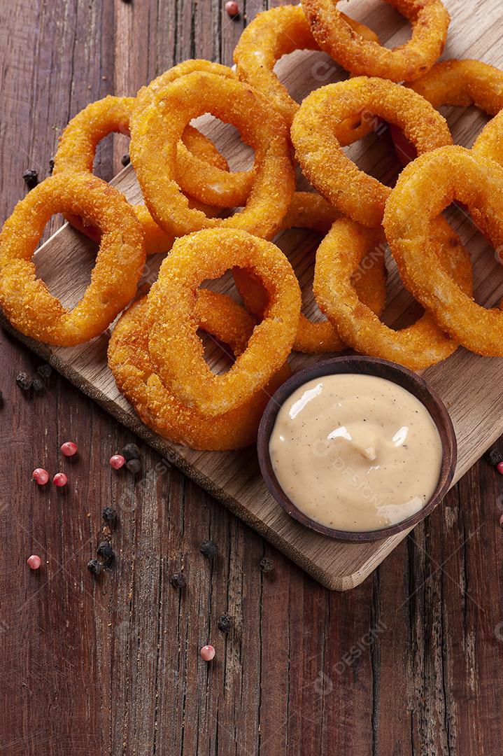 Deliciosos anéis de cebola frita crocante caseiro com molho picante JPG