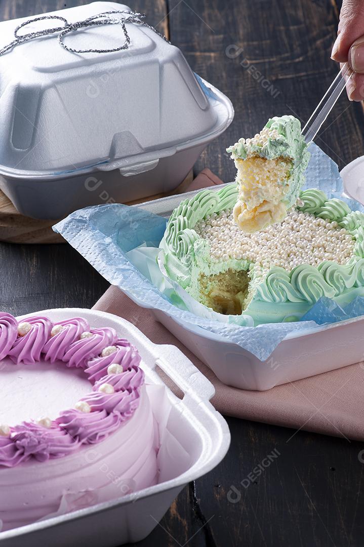 Bolo Bento. Bolo pequeno em uma lancheira originária da Ásia JPG