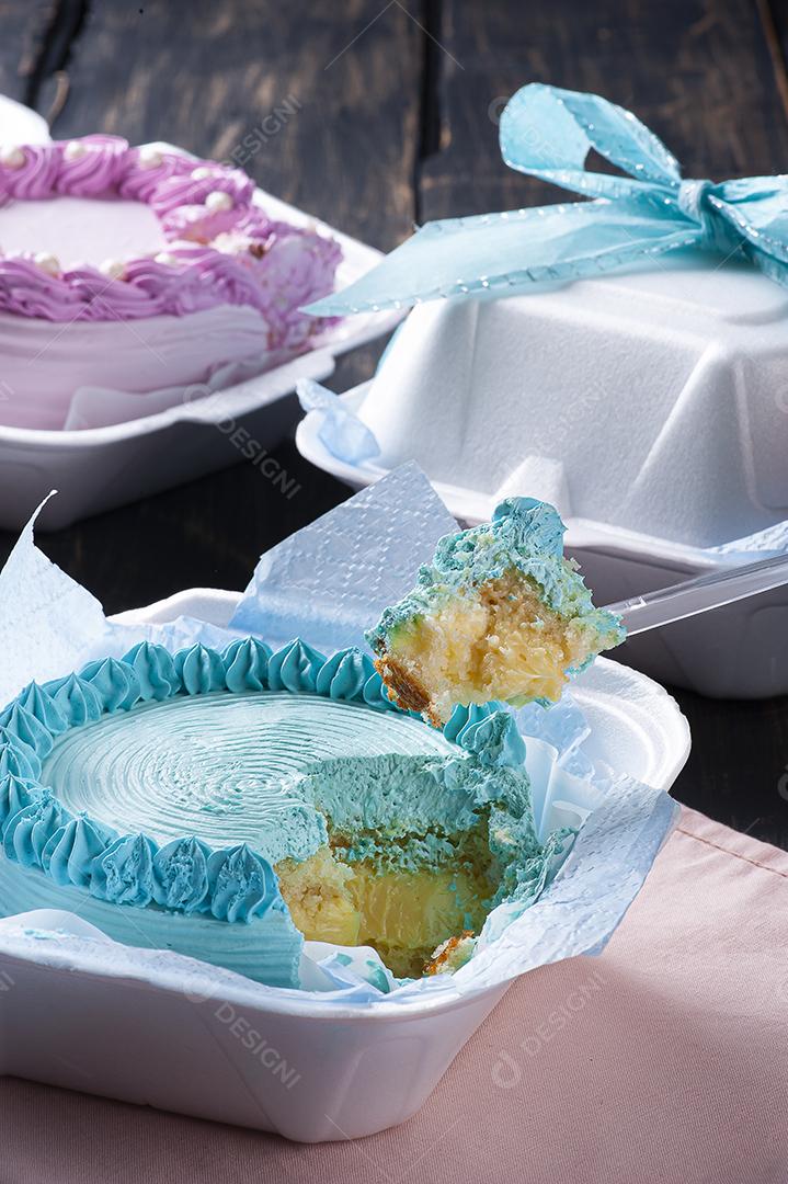 Bolo Bento. Bolo pequeno em uma lancheira originária da Ásia JPG