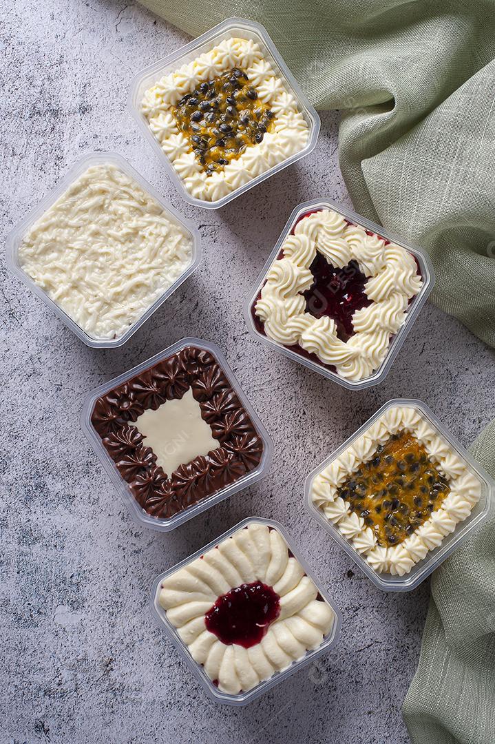 Variedade de bolo na panela para entrega JPG