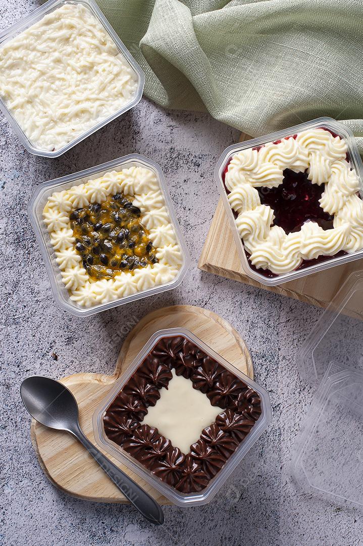 Variedade de bolo na panela para entrega JPG