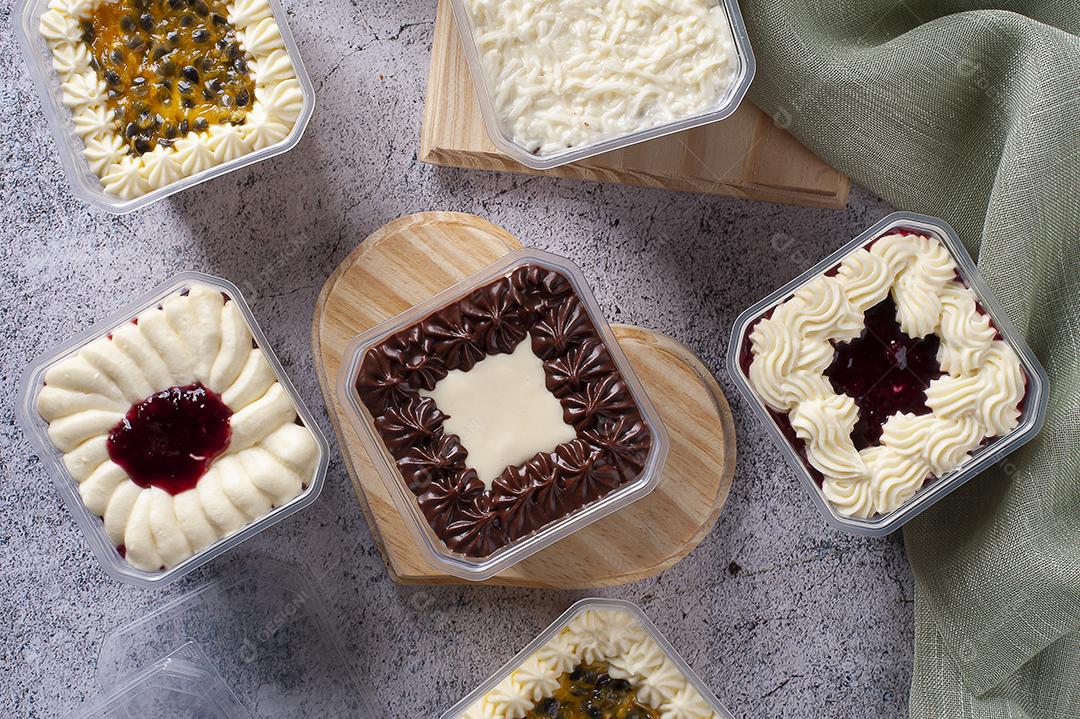 Variedade de bolo na panela para entrega JPG