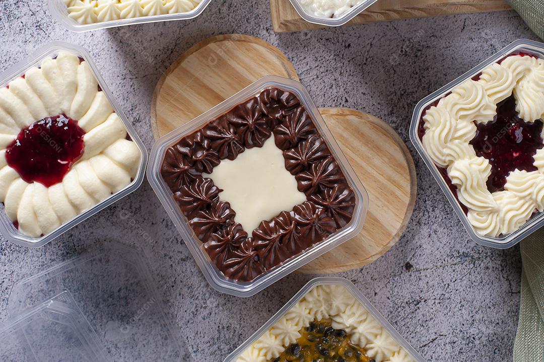 Variedade de bolo na panela para entrega JPG