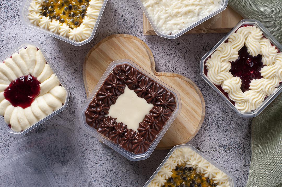 Variedade de bolo na panela para entrega JPG