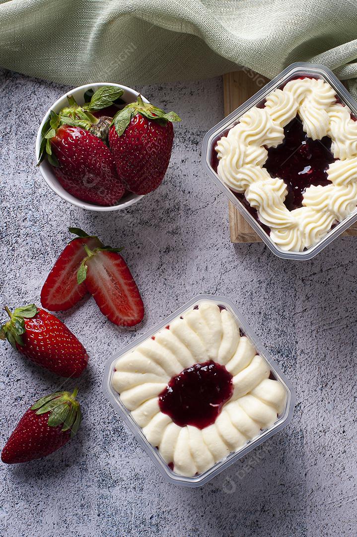 Bolo de morango na panela para entrega JPG