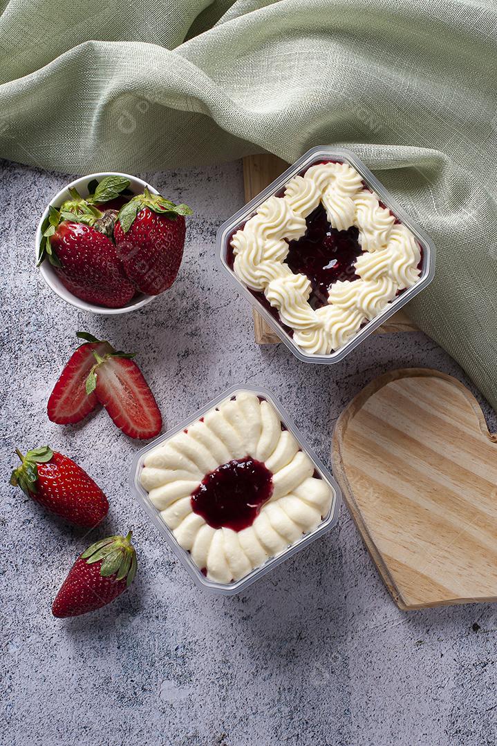 Bolo de morango na panela para entrega JPG