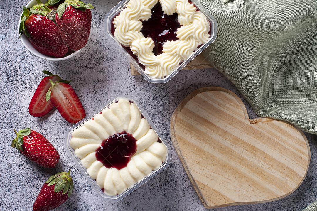 Bolo de morango na panela para entrega JPG