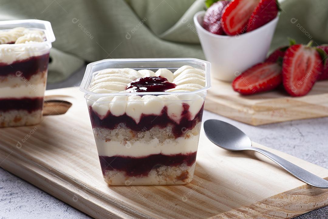 Bolo de morango na panela para entrega JPG