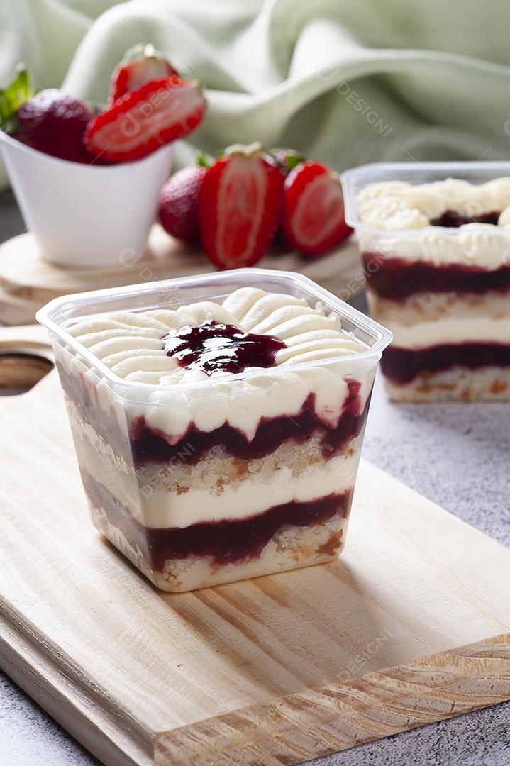 Bolo de morango na panela para entrega JPG