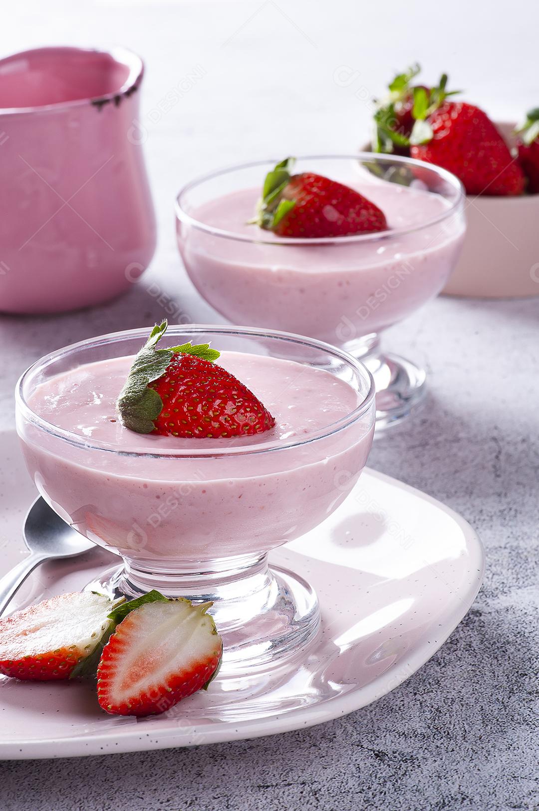 Deliciosa mousse de morango em tigela de vidro com morangos frescos