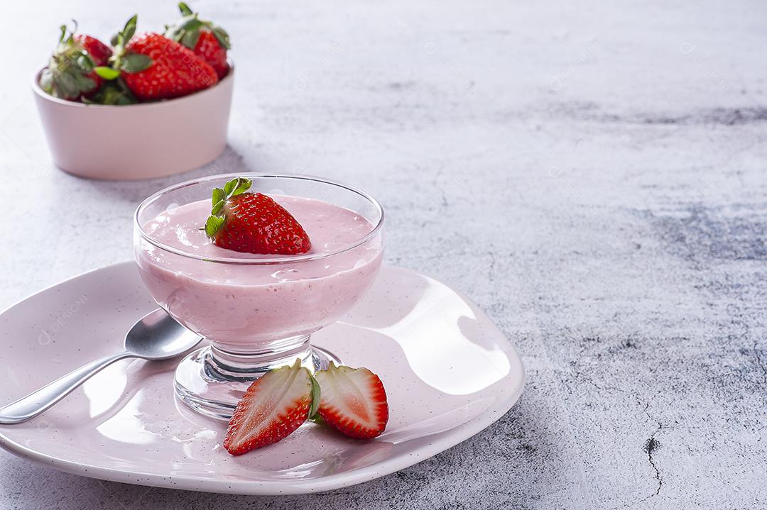 Deliciosa mousse de morango em tigela de vidro com morangos frescos