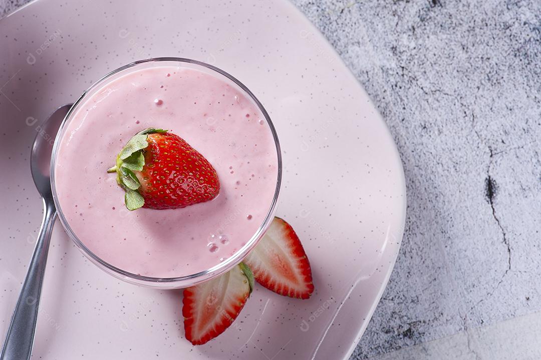 Deliciosa mousse de morango em tigela de vidro com morangos frescos