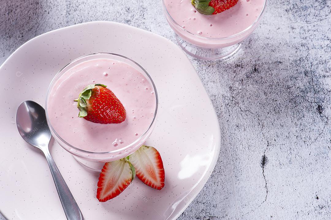 Deliciosa mousse de morango em tigela de vidro com morangos frescos