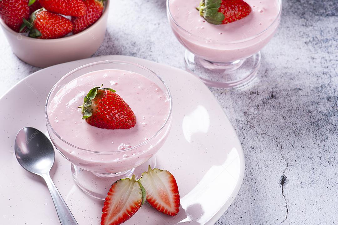 Deliciosa mousse de morango em tigela de vidro com morangos frescos