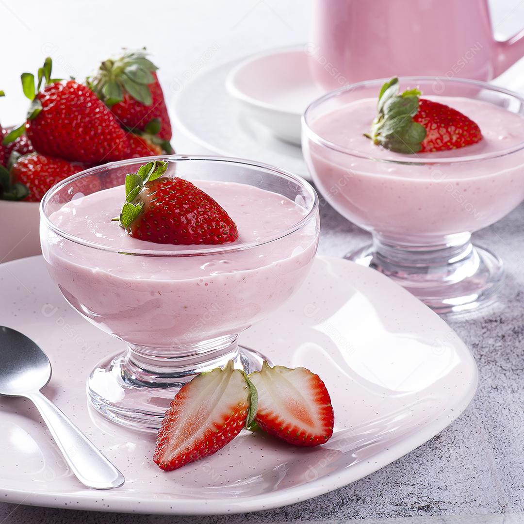 Deliciosa mousse de morango em tigela de vidro com morangos frescos