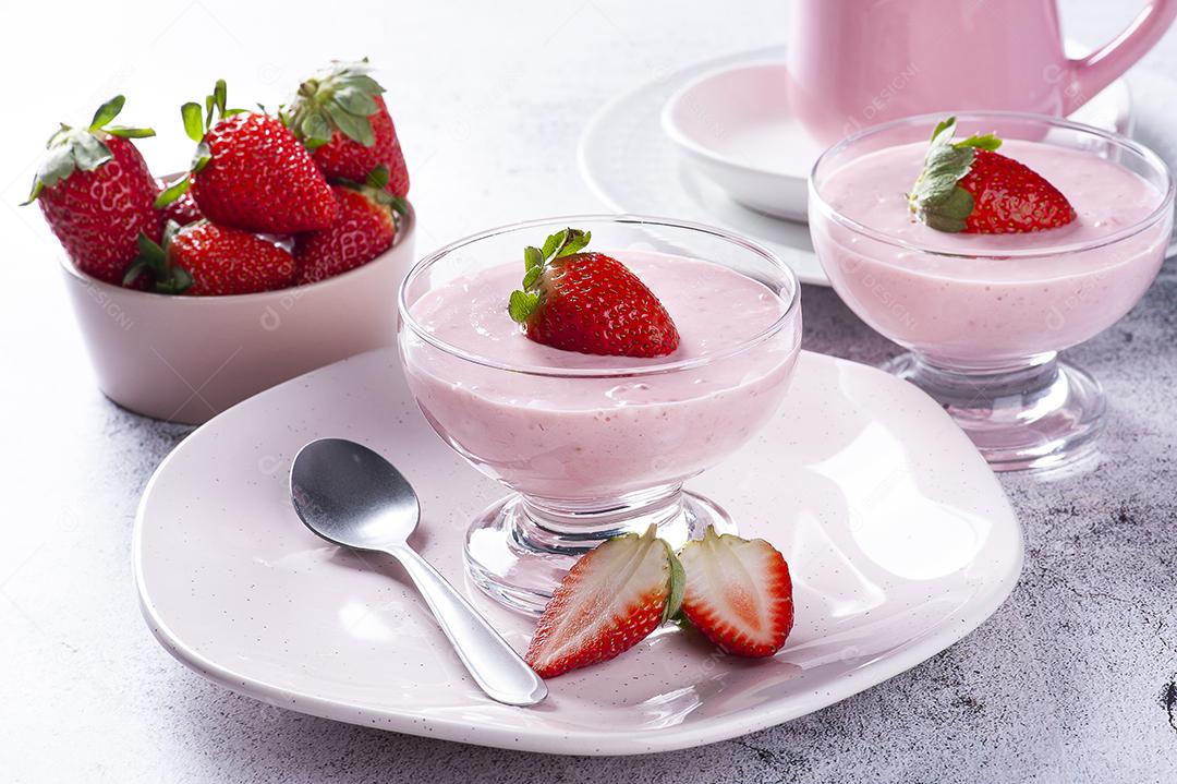Deliciosa mousse de morango em tigela de vidro com morangos frescos