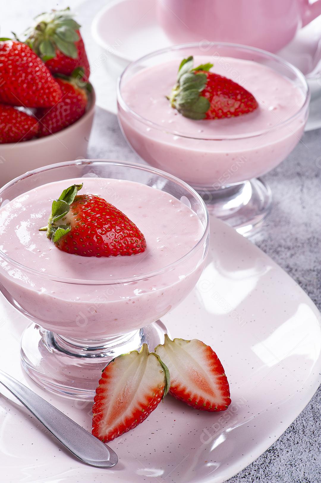 Deliciosa mousse de morango em tigela de vidro com morangos frescos