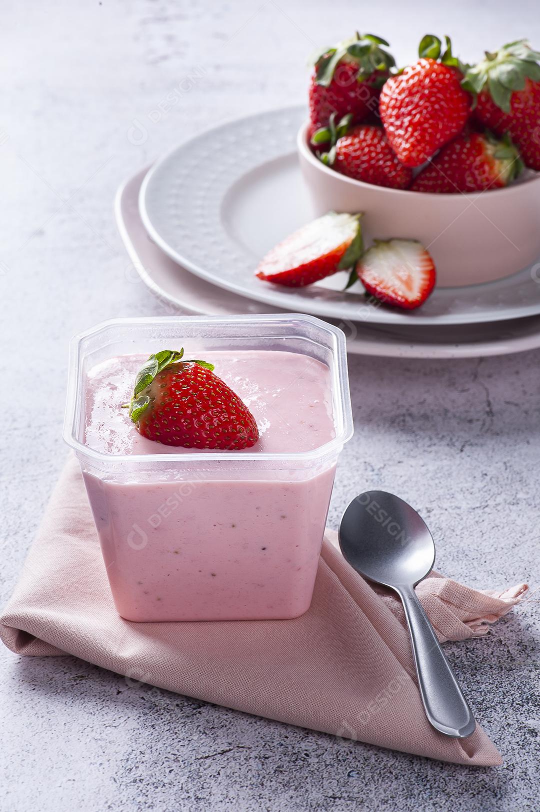 Deliciosa mousse de morango em tigela de vidro com morangos frescos