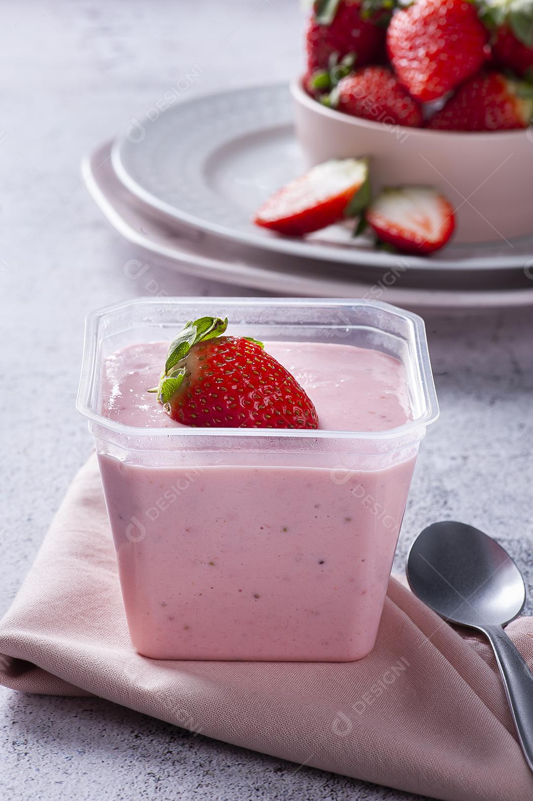 Deliciosa mousse de morango em tigela de vidro com morangos frescos