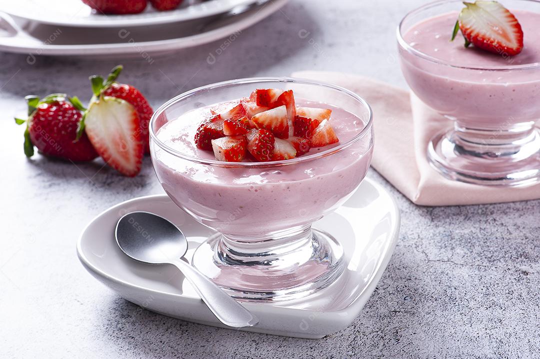 Deliciosa mousse de morango em tigela de vidro com morangos frescos