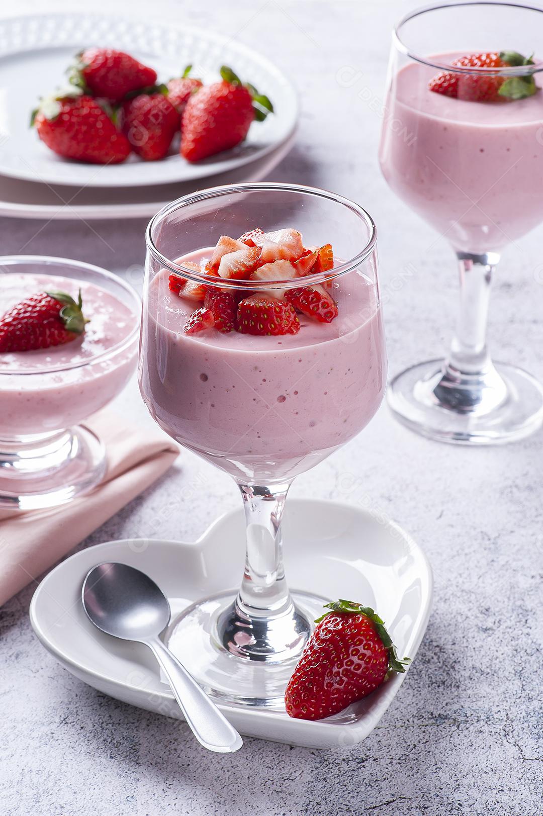 Deliciosa mousse de morango em tigela de vidro com morangos frescos