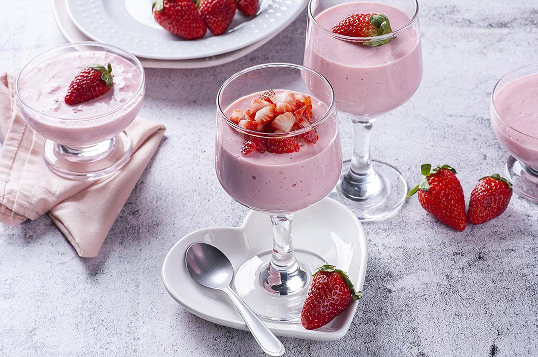 Deliciosa mousse de morango em tigela de vidro com morangos frescos