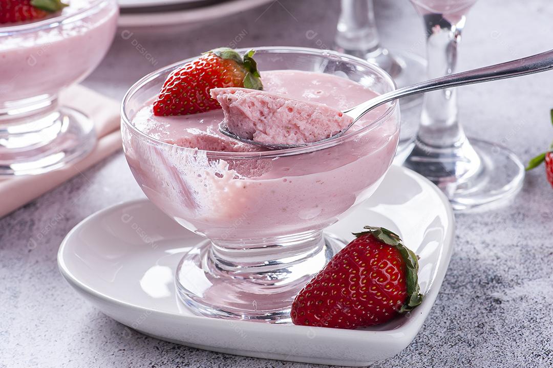 Deliciosa mousse de morango em tigela de vidro com morangos frescos