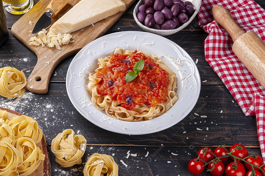 Prato de massa italiana com molho de tomate JPG