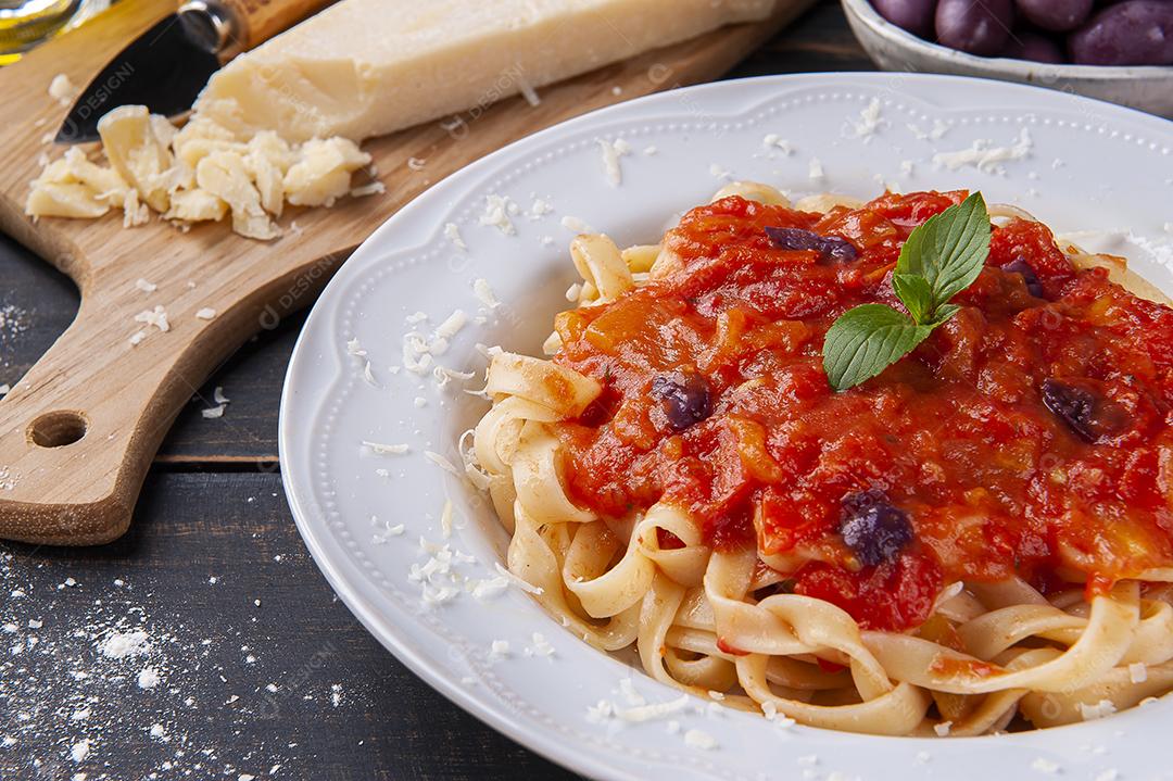 Prato de massa italiana com molho de tomate JPG